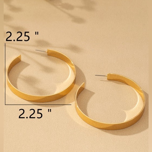 Flat shiny gold large hoop earrings - Picture 4 of 5